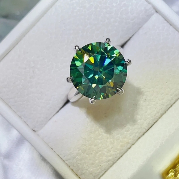 10 Carat Green Moissanite Diamond. 925 Sterling Silver Ring. Platinum Plated. - Picture 4 of 13